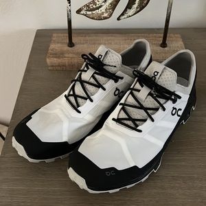 ON CLOUD Running Cloudventure Peak. White/Black 9.5.